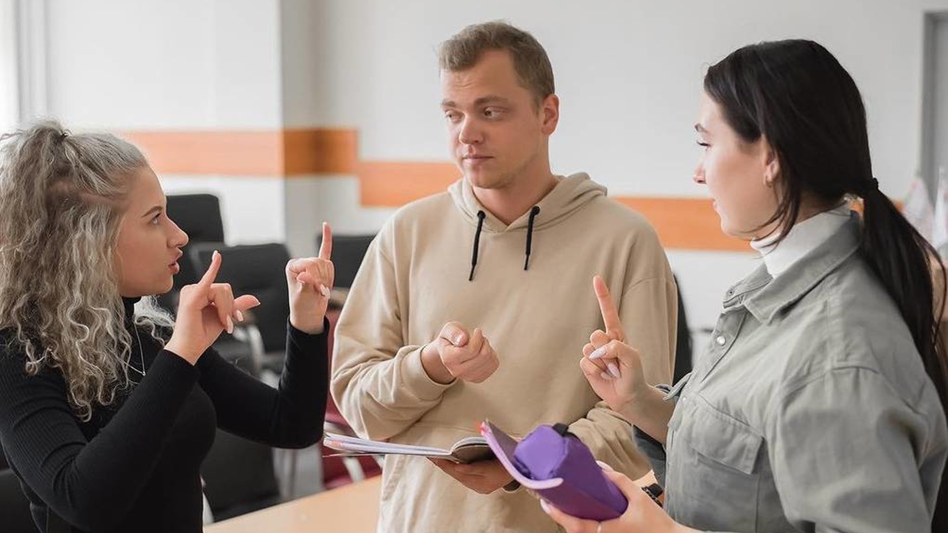 Empower Through Communication: Discover SynergyConsultaces Comprehensive Sign Language Training